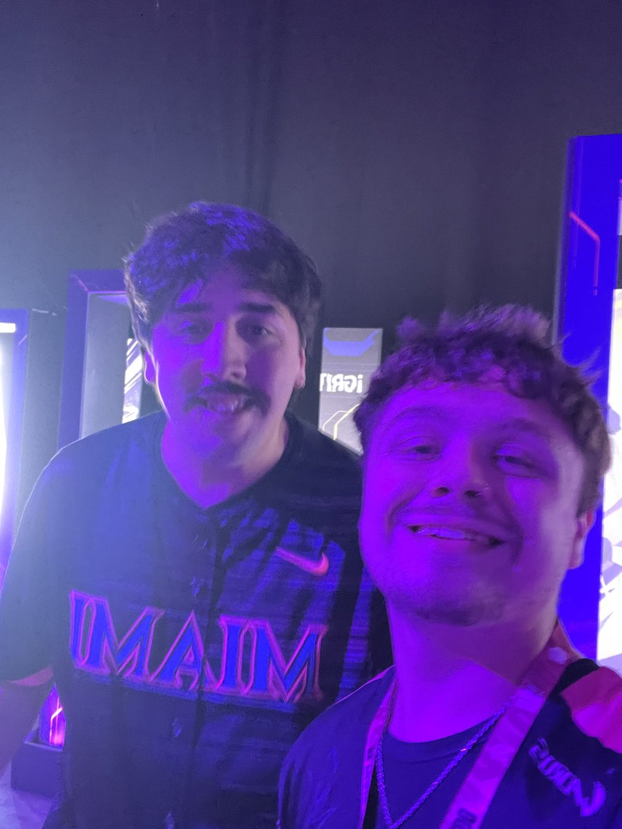 t0mvss___'s tweet photo. @lyssan_m Era bkn eschchar los partidos contigo, un caster realmente infravalorado y un gusto haberte visto en persona genio, la romperas en el furbo https://t.co/xfm7QE60aC