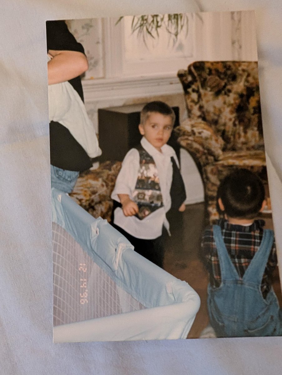 availablebiebzs's tweet photo. This is Justin bieber at the age of 2 years old https://t.co/y1XBeF5sqM
