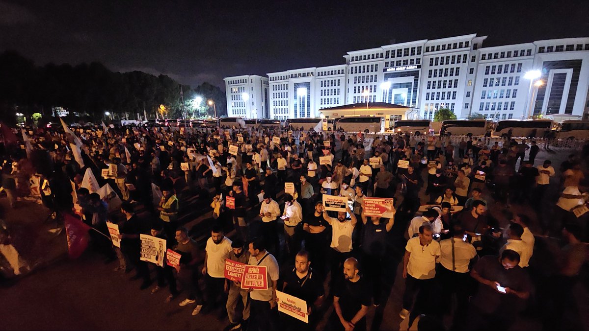 fhengellenemez's tweet photo. Adana Adliyesi Önünde Hukuksuzluğa Sloganlarla Tepki! 

Furkan Hareketi mensupları mahkemeye sevk edilen Alparslan Hocamıza, eşi Semra Kuytul Hocahanıma ve diğer kardeşlerimize yapılan hukuksuzluğa sloganlarla tepki gösteriyor!

KuruSıkı Medya
FurkanHareketi Tertemizdir
HocamıSerbest Bırakın 
#AdanaAdliyesi
DosyaBoş SerbestBırakın