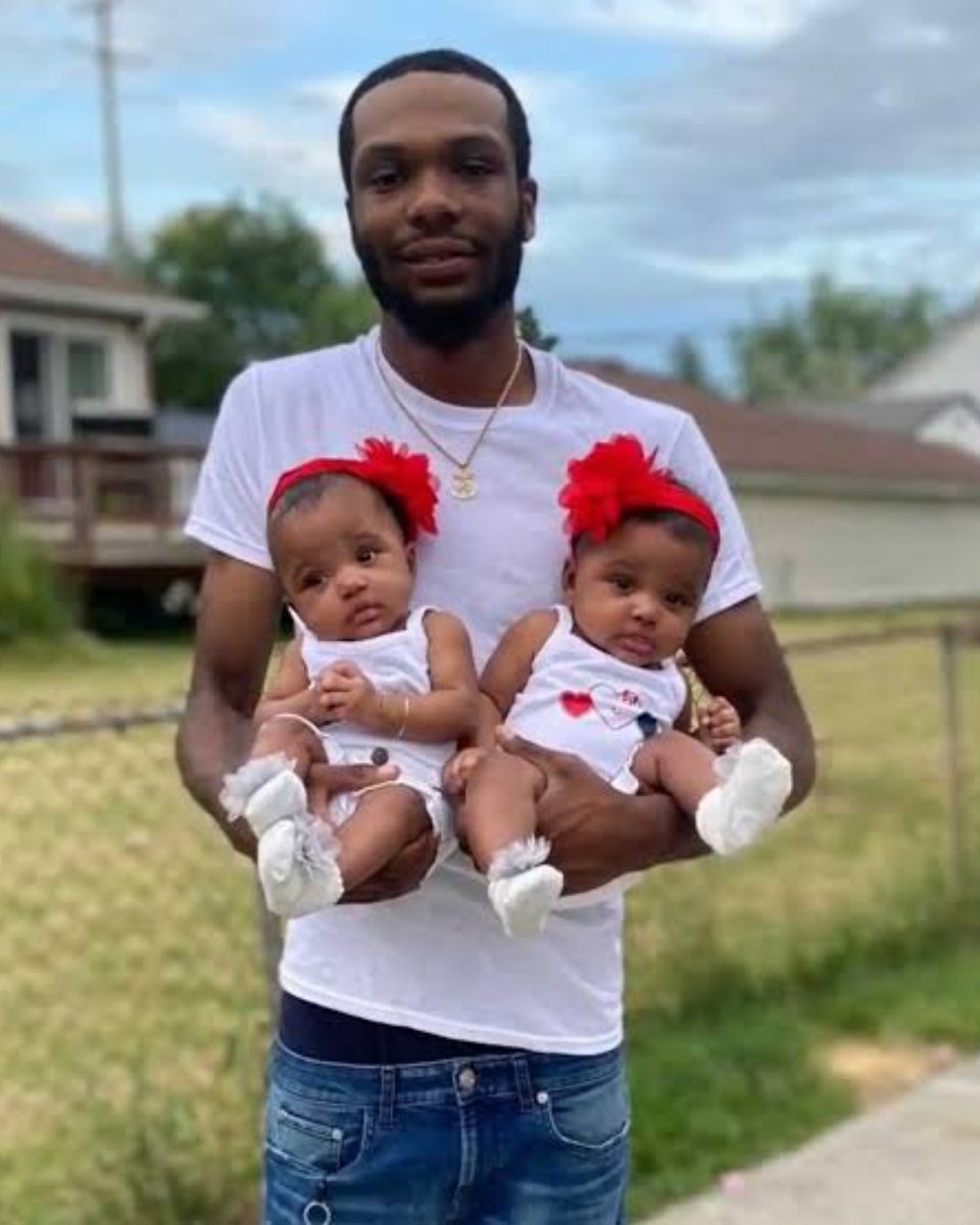 Cultination1's tweet photo. 🚨🇺🇸Ce JEUNE papa s’est précipité dans sa maison en flammes pour sauver ses jumelles de 18 MOIS… il ressort avec ses 2 filles malgré de GRAVES brûlures.

Ray Lucas, 23 ans, rentre chez lui à Eastpointe (Michigan) après une course de 15 minutes. Sa maison est en feu. Ses jumelles de 18 mois, Milan et Malaysia, dorment encore au sous-sol.

Sans hésiter, il fonce dans la fumée. « Je ne voyais même pas ma main devant mon visage », raconte-t-il. Il retrouve ses filles uniquement grâce à sa mémoire des lieux.

Les trois survivent, mais avec de graves blessures. Malaysia souffre de brûlures sévères, Milan de brûlures au second degré, et Ray reste aveugle pendant 3 jours.

La famille perd tout dans l'incendie. Une cagnotte GoFundMe lancée pour les aider a récolté près de 220 000$ en cinq jours.
(New York Post)