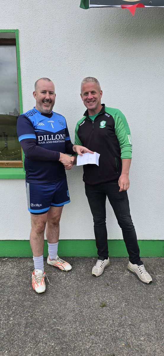 kieranomalley1's tweet photo. Absolutely wonderful gesture from  @BurrishooleGAA presenting me with a cheque for @GalwayHospice for our Walk in Green fundraiser in memory of Liz. 
Top class from the GAA community 💚❤️ https://t.co/OWiRupNBzD