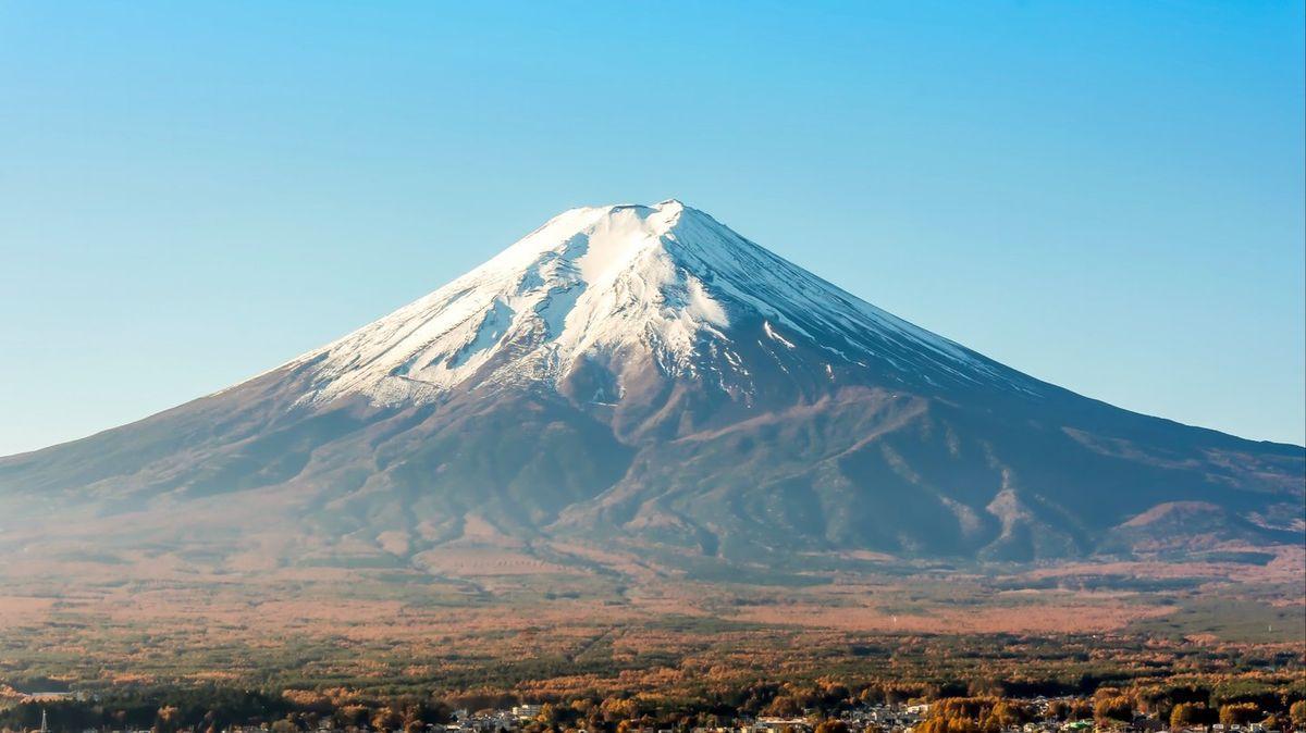 ladbible's tweet photo. Police slam dad for ditching ‘tired’ son, 7, on Mount Fuji to finish climbing summit without him https://t.co/zEvsSRzaLj https://t.co/W6FZCXtWW1