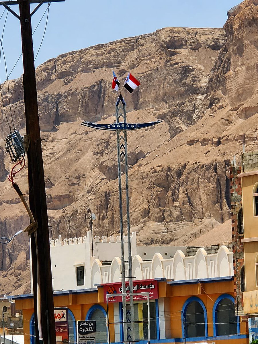 AngerYouth's tweet photo. شباب الغضب بوادي وصحراء حضرموت يرفعون أعلام دولة الجنوب العربي على أعمدة الإنارة بشارع المطار في مديرية سيئون، ضمن حملة #هويتي_جنوبية، تأكيدا على الهوية الوطنية الجنوبية لح��رموت، ورفضا لمشاريع الاحتلال.

#شباب_الغضب_بوادي_وصحراء_حضرموت https://t.co/2qG8FWoCQh