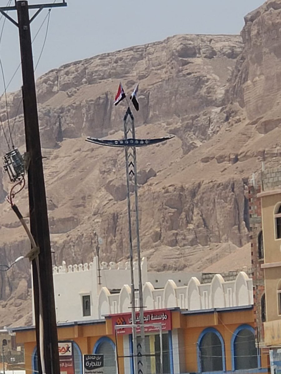 AngerYouth's tweet photo. شباب الغضب بوادي وصحراء حضرموت يرفعون أعلام دولة الجنوب العربي على أعمدة الإنارة بشارع المطار في مديرية سيئون، ضمن حملة #هويتي_جنوبية، تأكيدا على الهوية الوطنية الجنوبية لح��رموت، ورفضا لمشاريع الاحتلال.

#شباب_الغضب_بوادي_وصحراء_حضرموت https://t.co/2qG8FWoCQh