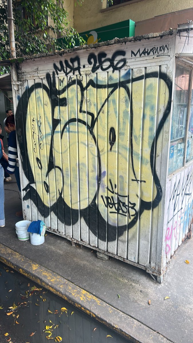 a_verdayes's tweet photo. @AlcCuauhtemocMx @locatel_mx @GobCDMX ¿Cuántas veces más tenemos que pedir apoyo para el puesto de periódicos de Aguascalientes y Tlacotalpan? Llevo meses insistiendo en que se atienda. Es de los pocos puestos que realmente trabajan y hoy se encuentra en muy malas condiciones https://t.co/Oi1UuQj1M8