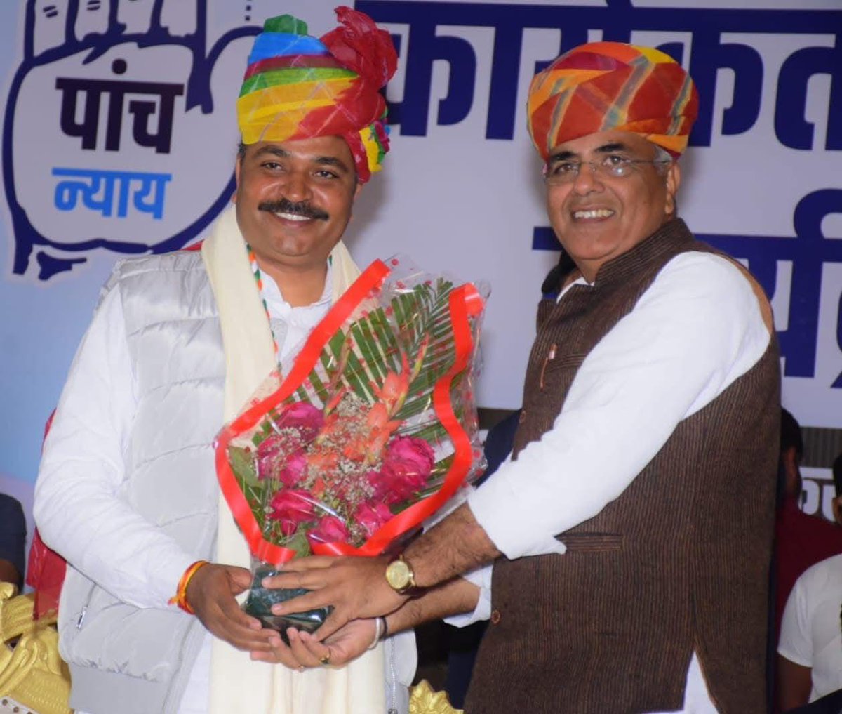 TikaRamJullyINC's tweet photo. आमेर के लोकप्रिय विधायक श्री प्रशांत सहदेव शर्मा जी को जन्मदिन की हार्दिक बधाई एवं शुभकामनाएँ।

ईश्वर से आपके उत्तम स्वास्थ्य, दीर्घायु एवं खुशहाल जीवन की कामना करता हूँ। @PrashantSAmer https://t.co/qsKRZA1LF4