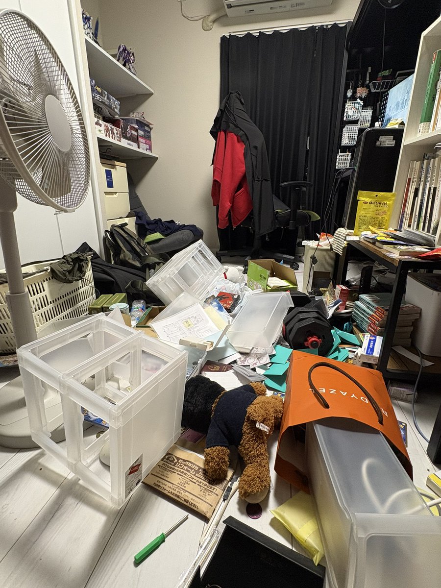 TeacherShen98's tweet photo. #地震 #台東区  日本に来て7年になりますが、こんなに恐ろしい地震は初めてです。。。（猫が驚いてしまった） https://t.co/SlLI2rtfW2