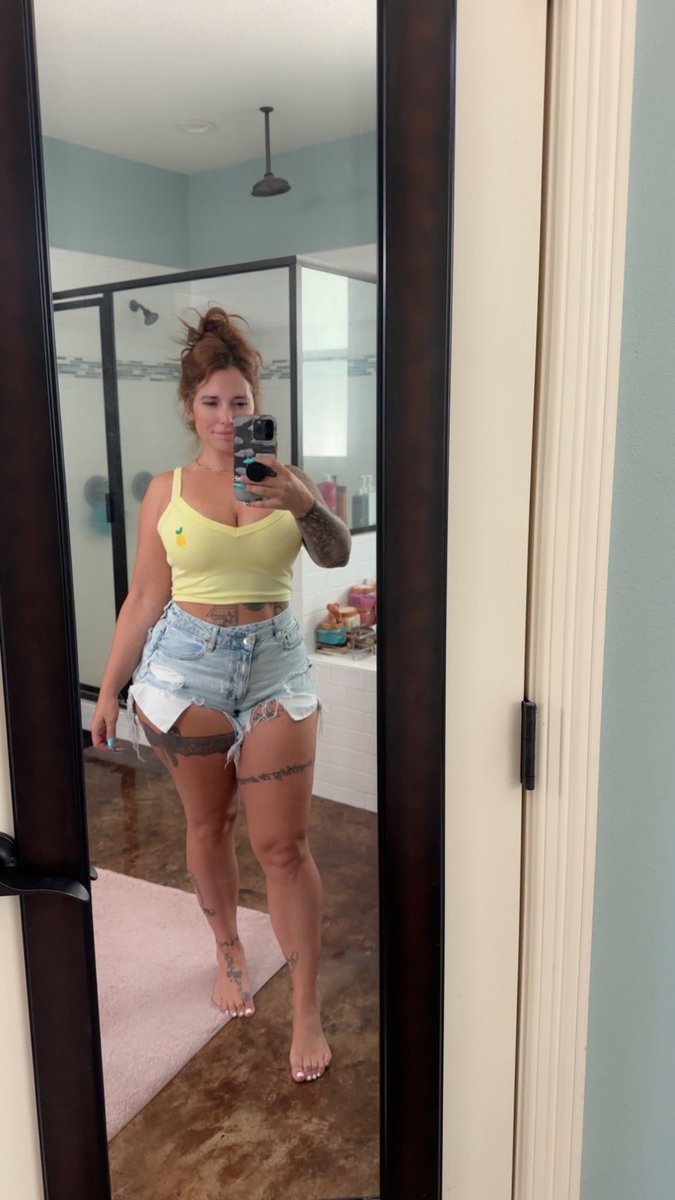 Mogulstylist's tweet photo. 🍋 #lemondrop #favorite #outside #jeanshorts #shorts https://t.co/4JZvt56EVS