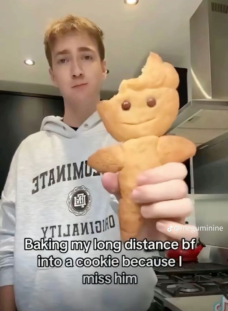 R0seFox's tweet photo. Yume baking their f/o into a cookie because they miss them https://t.co/4fY28amlJ5