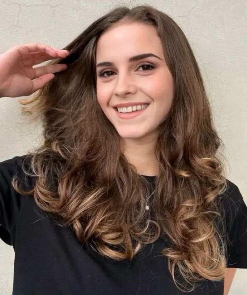 EmmaWatsonqtzb's tweet photo. 🌹 Maybe I’m the kind of woman you’ve been waiting to meet… but are you brave enough to say hello? 
❤️❤️🥰🥰 https://t.co/AbQBpaAoSa