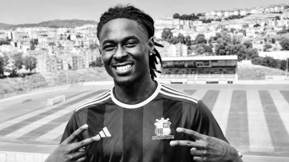 mercatosphera's tweet photo. Fallece el futbolista portugués Quévin Castro (25 | #RealSC) durante un amistoso frente al #EstrelaAmadora. 

Tras desplomarse en el minuto 10, los médicos no pudieron salvarle a pesar del uso del desfribilador. https://t.co/46Xpi6hptE