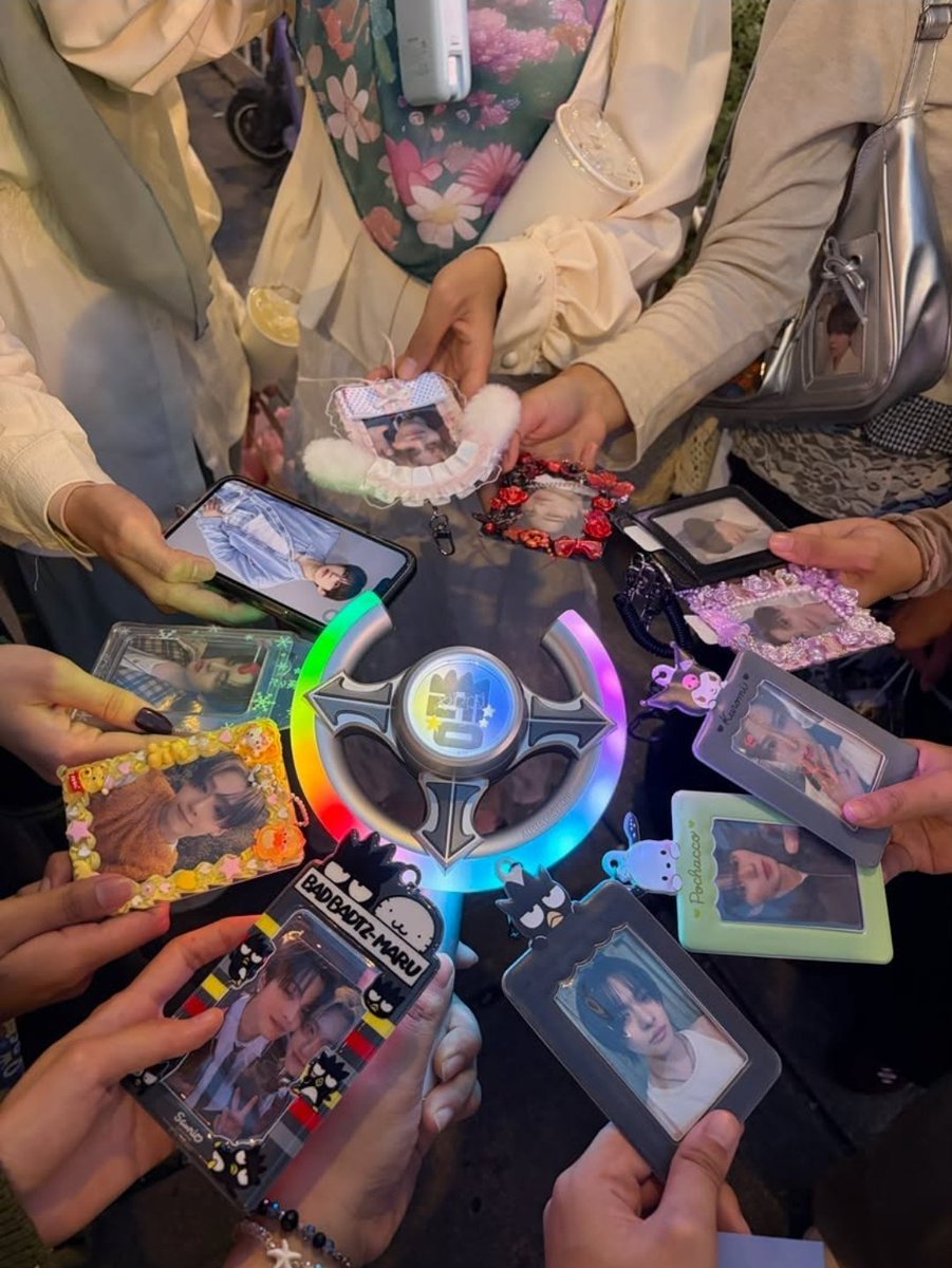 haoseoluv's tweet photo. had such an amazing day with amazing people yesterday <3 datang sebab nak teman mira je, and tak expect pun boleh buat lgi ramai allyz friends there :( so glad i came ><
#LEOsLittlePrinceDay
#TheStarsAlignforLeo
#LEO #리오 #LEELEO #이리오
@LEOZ_Malaysia https://t.co/Q3blyaCkVo