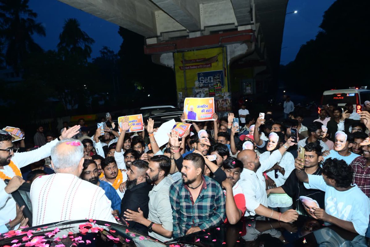 bhupeshbaghel's tweet photo. इक्विपमेंट चौक, भिलाई आगमन पर कांग्रेस के साथियों द्वारा आत्मीय स्वागत एवं जन्मदिन की शुभकामनाओं के लिए आभार। https://t.co/PXtbLupujD