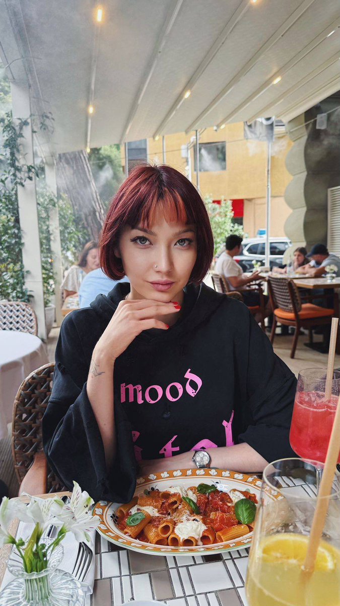 realArianaWest's tweet photo. Feeling bamboozled today 
#GirlsOfX
#Model
#FollowMe https://t.co/dZmEaCmrFC