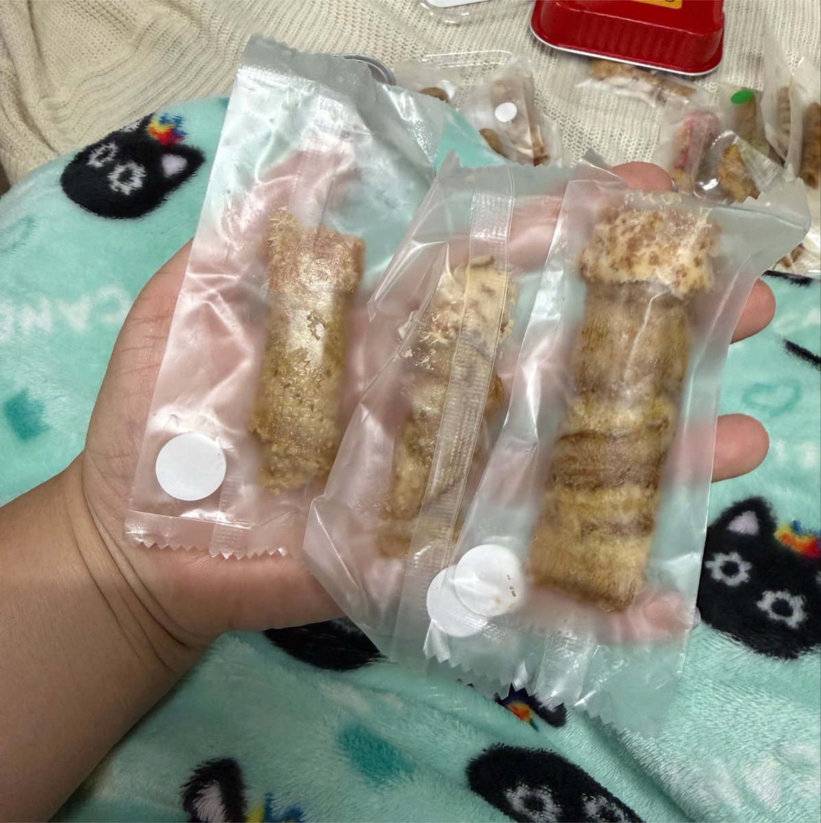 miewduck's tweet photo. พี่สาวนี่เป็นฟค.เค้า ซื้อขนมมากินสิ่งที่ชั้นเอะใจคือเค้าขาย 1 กล่องระบุเป็นจำนวนชิ้นไม่ใช่กรัมแต่ขนาดแต่ละชิ้นต่างกันมากอ่ะ แล้วก็ไม่ได้ขายถูกด้วยนะ5555555555 ส่วนตัวรู้สึกแพง ไม่คุ้ม ขาดทุน ไม่ได้มาตราฐาน https://t.co/FGFF9n5nY5