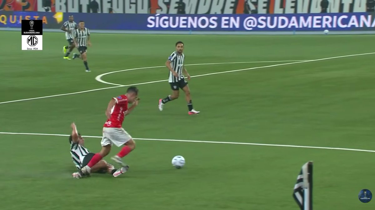 ArchivoCONMEBOL's tweet photo. 🖥️💥 Debacle total de Juan Benítez en el Botafogo - Cienciano.

👉🏻 Nahuel Ferraresi traba a Ademar Robles sin que se produzca una acción de juego brusco grave.

✅ 𝗡𝗢 𝗘𝗦 𝗥𝗢𝗝𝗔 𝗗𝗜𝗥𝗘𝗖𝗧𝗔.

▪️ El VAR tuvo que acudir por tercera vez al monitor. https://t.co/yTxbz5sLKI