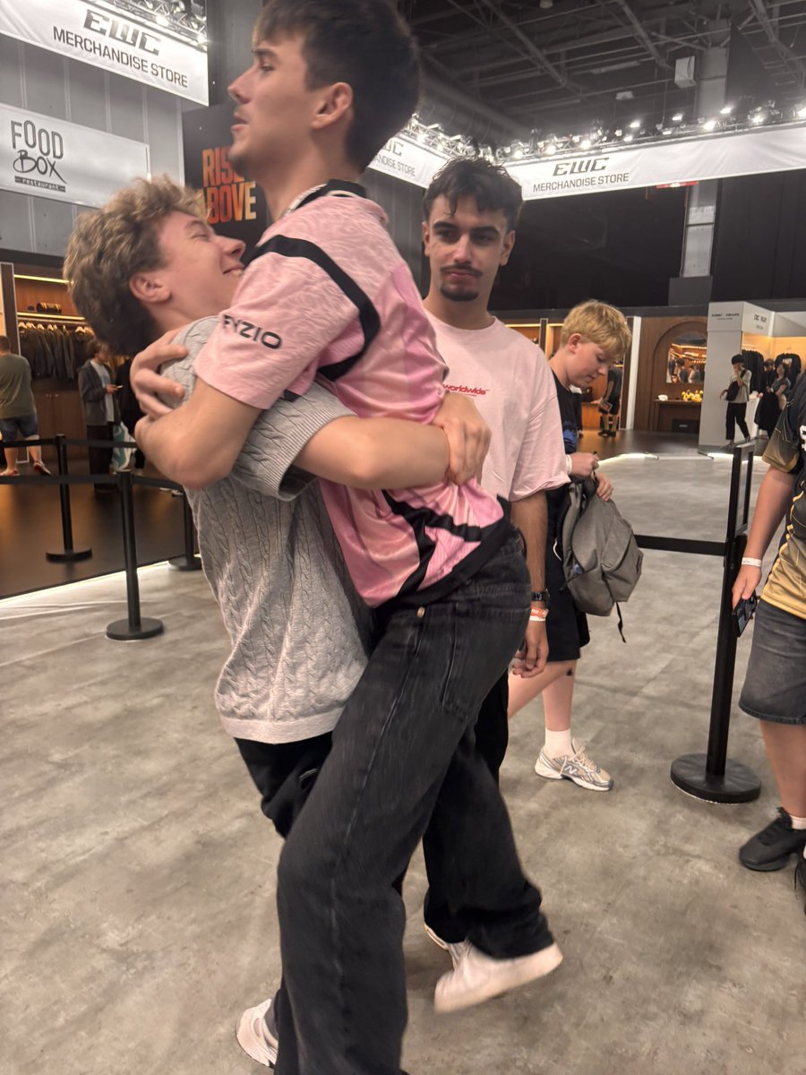 KirwaFN's tweet photo. Fin du weekend ça m’as fait plaisir de revoir mes gars ainsi que vous tous qui êtes venus demandé des photos etc… vous êtes des bon et c’est pour ça que je suis heureux d’être là où j’en suis aujourd’hui 🫶🏻 https://t.co/lKPxpgnEnh