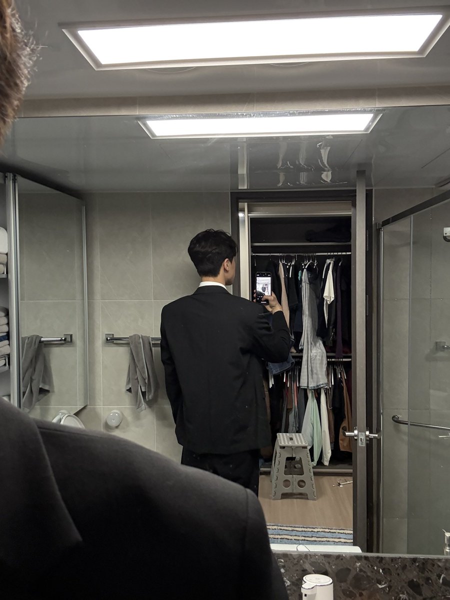 zzaezzae02's tweet photo. 아니 갤러리에 이런 사진이 있네 졸사 찍기점에 찍은 것 같은데 정장 핏 이쁘누 https://t.co/X1zrLIOOsa