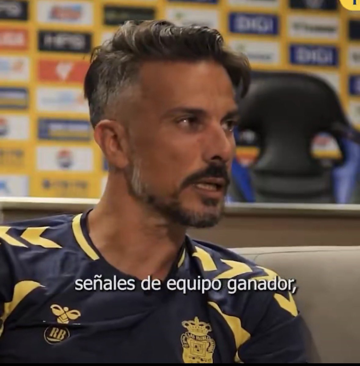Opiumtv's tweet photo. 0-2 sin sudar y con par de minutos de fútbol ron miel, nos lo tienen que mamar, hijosdeputa. #ARRIBADELLOS💛💙 https://t.co/mbOXqImkM3