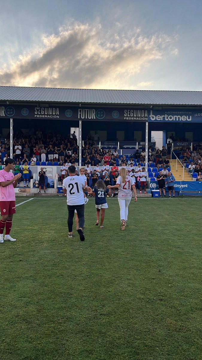CD_Alcoyano's tweet photo. 📸 MOMENTOS PREVIOS AL PARTIDO

Antes del inicio del CD Alcoyano – VCF Mestalla, hemos querido rendir un homenaje muy especial a Fernando Martín. 💙🤍

Un momento emotivo para recordar y reconocer su figura y todo lo que ha significado para nuestro club. https://t.co/gcb1go42Pp