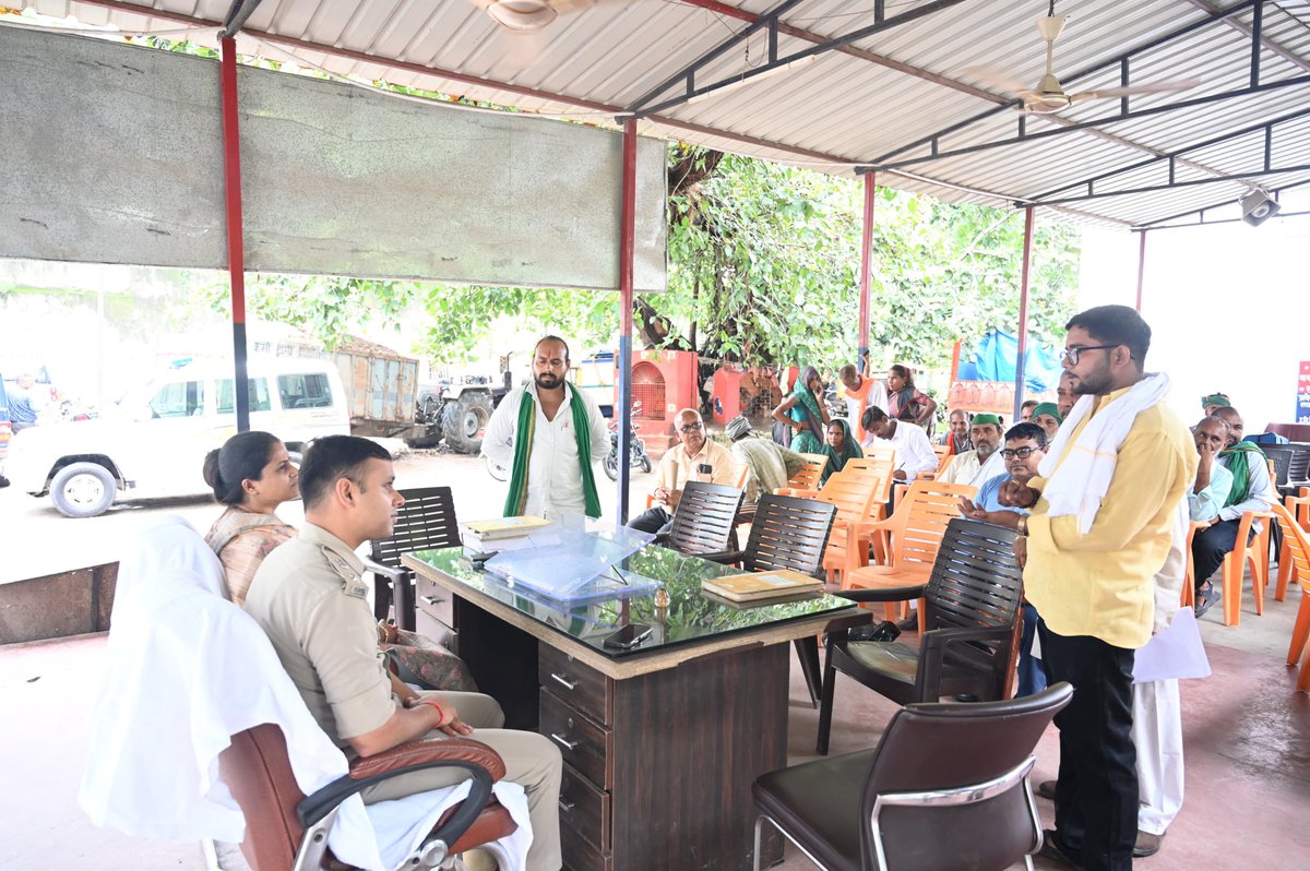 dmfatehpur's tweet photo. आज पुलिस अधीक्षक के साथ थाना समाधान दिवस के अवसर पर थाना गाजीपुर में आए जनसामान्य की जनसमस्याओं को सुनकर उनके त्वरित व गुणवत्तापरक निस्तारण हेतु संबंधित को निर्देशित किया।@CMOfficeUP@CommissionerPrg@InfoDeptUP https://t.co/aqHBLXMY7h