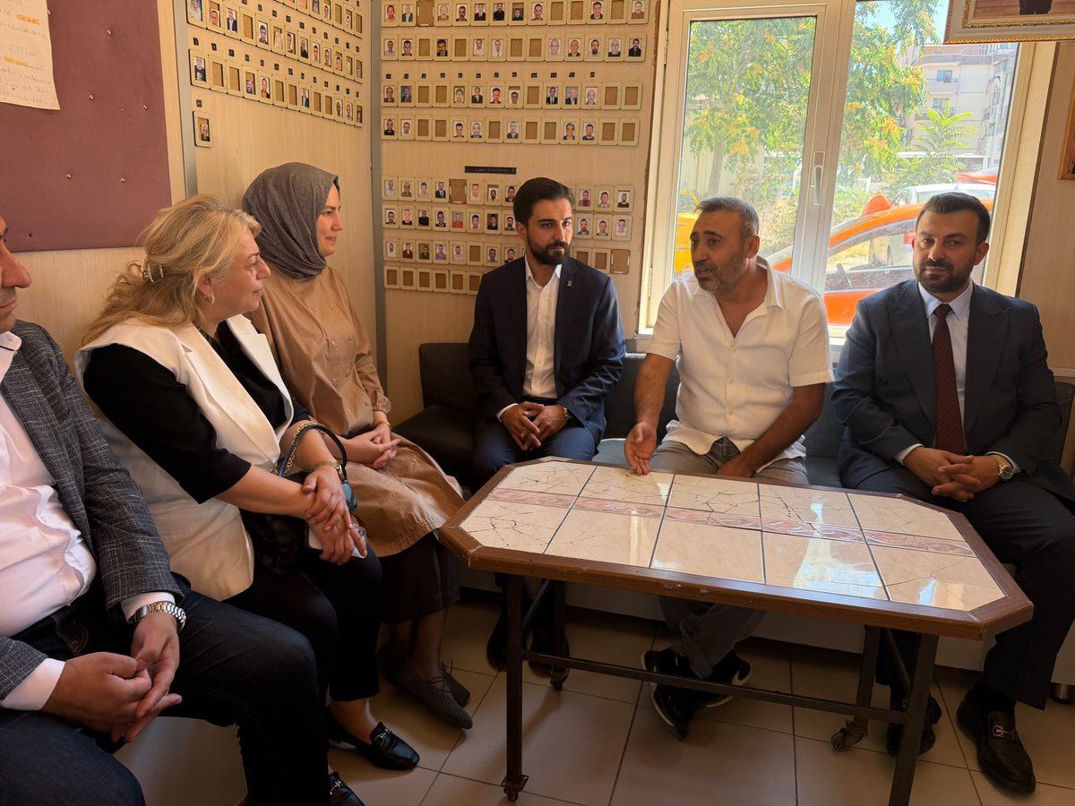 zeynepyildiztr's tweet photo. 📍Keçiören, Aktepe Mahallesi’ndeydik 

Belediye Meclis Başkan Vekilimiz Birol Kara, İlçe Başkan Yardımcılarımız @nevimmm, Samet İnan, Gençlik Kolları Başkanımız @mmelikogluu ve Mahalle Başkanımız Battal Doğan ile beraber Aktepe Taksi Durağı’nda çalışan usta şoförlerimizi ziyaret ettik. Talep ve önerilerini kaydettik.

Tüm taksici esnafımıza hayırlı işler, kazasız belasız yolculuklar diliyorum. 

@AkKeciorenResmi @AkgencKecioren