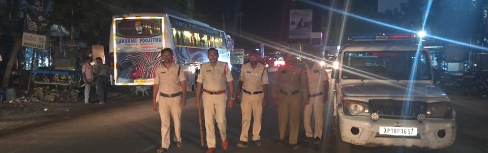 tirupatipolice's tweet photo. తిరుపతి జిల్లా పోలీస్ శాఖ
తేదీ: 23-08-2026

రాత్రివేళ ముమ్మర గస్తీతో ప్రజల భద్రతకు తిరుపతి జిల్లా పోలీసులు భరోసా.

- జిల్లా వ్యాప్తంగా రాత్రివేళ ముమ్మర గస్తీ.

- ప్రధాన కూడళ్లు, సున్నిత ప్రాంతాల్లో పోలీసుల ప్రత్యేక నిఘా.

- మహిళలు, బాలికల భద్రతకు ప్రత్యేక ప్రాధాన్యత. @APPOLICE100 https://t.co/kmhsLconRa