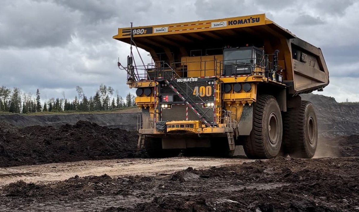 im_mining's tweet photo. .@suncor continues its #AHS evolution - at #MildredLake, 19 mechanical drive @CaterpillarInc 797F trucks have been retrofitted with AHS via #Commandforhauling; while the innovative #MudMode #tractioncontrol developed for @KomatsuMining 980E diesel electric AHS trucks operating in soft road conditions at Base Plant is paying dividends https://t.co/5iXxAgVdIX