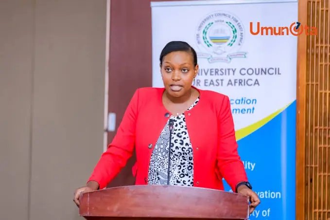 gasarot96's tweet photo. Ariko mujya mubona mubona ukuntu uyu mugore witwa @claudetteirere ari umwirasi , uburyo yavugaga adashaka no kwemera ikosa rya @Rwanda_Edu , uyu ngewe namukurikiranye kuva kera ni umwirasi uraho gusa . 

Akwiye kuvaho hagashakwa  abandi bazi kwita kubaturage . https://t.co/w5gQS9Jgij