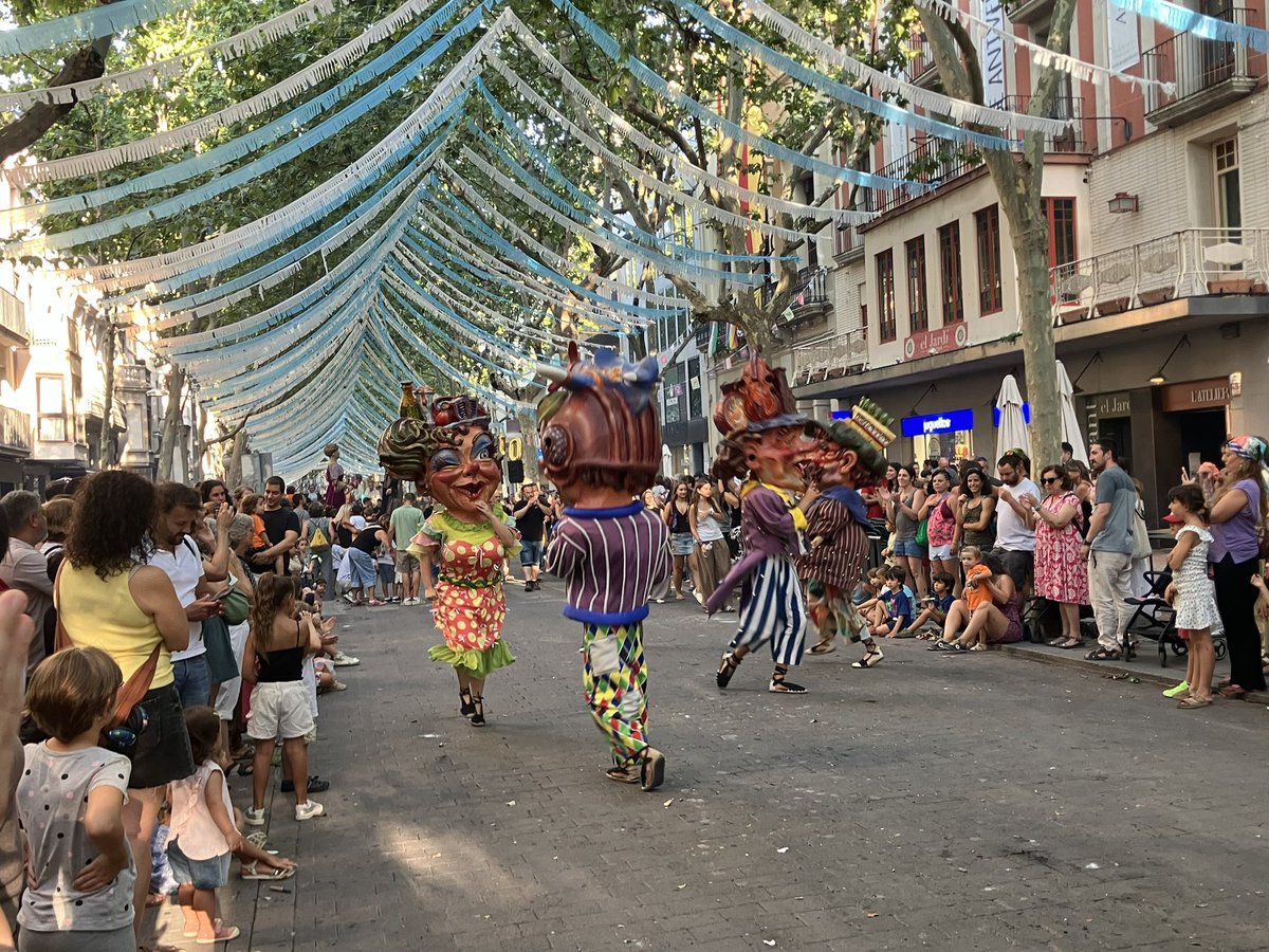 jordicuadras's tweet photo. Final de la cercavila a la plaça. Dissabte de Festa Major! 💥💥 #fmigd https://t.co/ksY0vf04HB