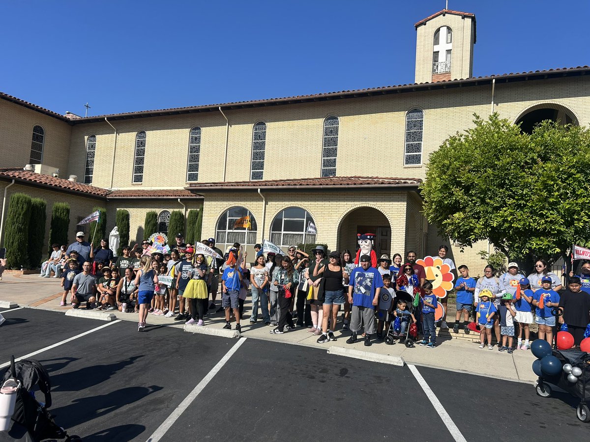 DrCarlosLHCSD's tweet photo. #LHCSD- Great time at the La Habra Parade.  Thank you to all our Families, Students, Staff and Board Members Rogers, Pruitt, Hanson and Rodgers for join us. @LHSchools https://t.co/ERwr0nE2xH