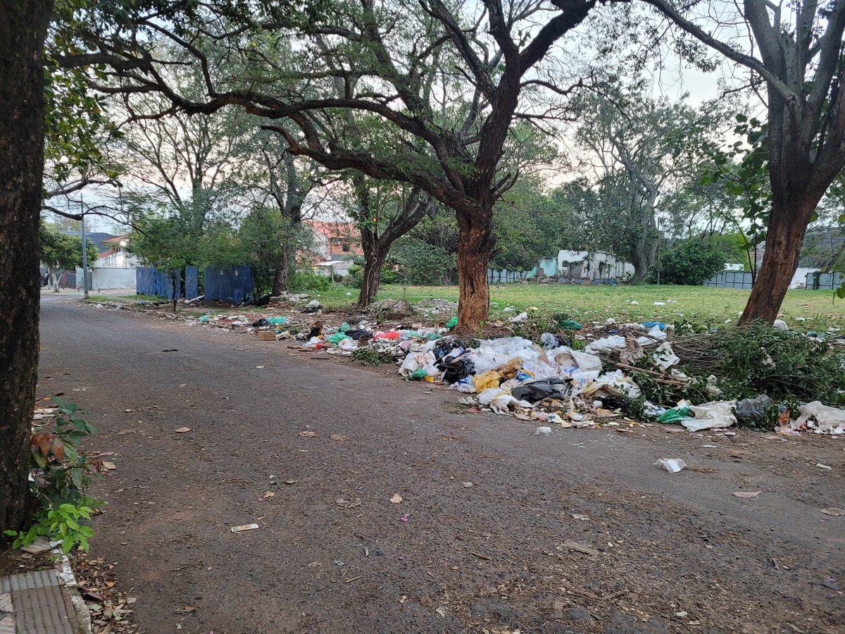 Chano3112's tweet photo. Sr. Intendente 
@luisbello_asu, por favor le pido su intervención para regularizar el vertedero que tenemos en nuestro barrio, que es uno de los tantos, no me quejo de los muchachos de aseo urbano que semanalmente recogen lo acumulado, sino de lo que hace años venimos padeciendo. https://t.co/o7uPrOyTin