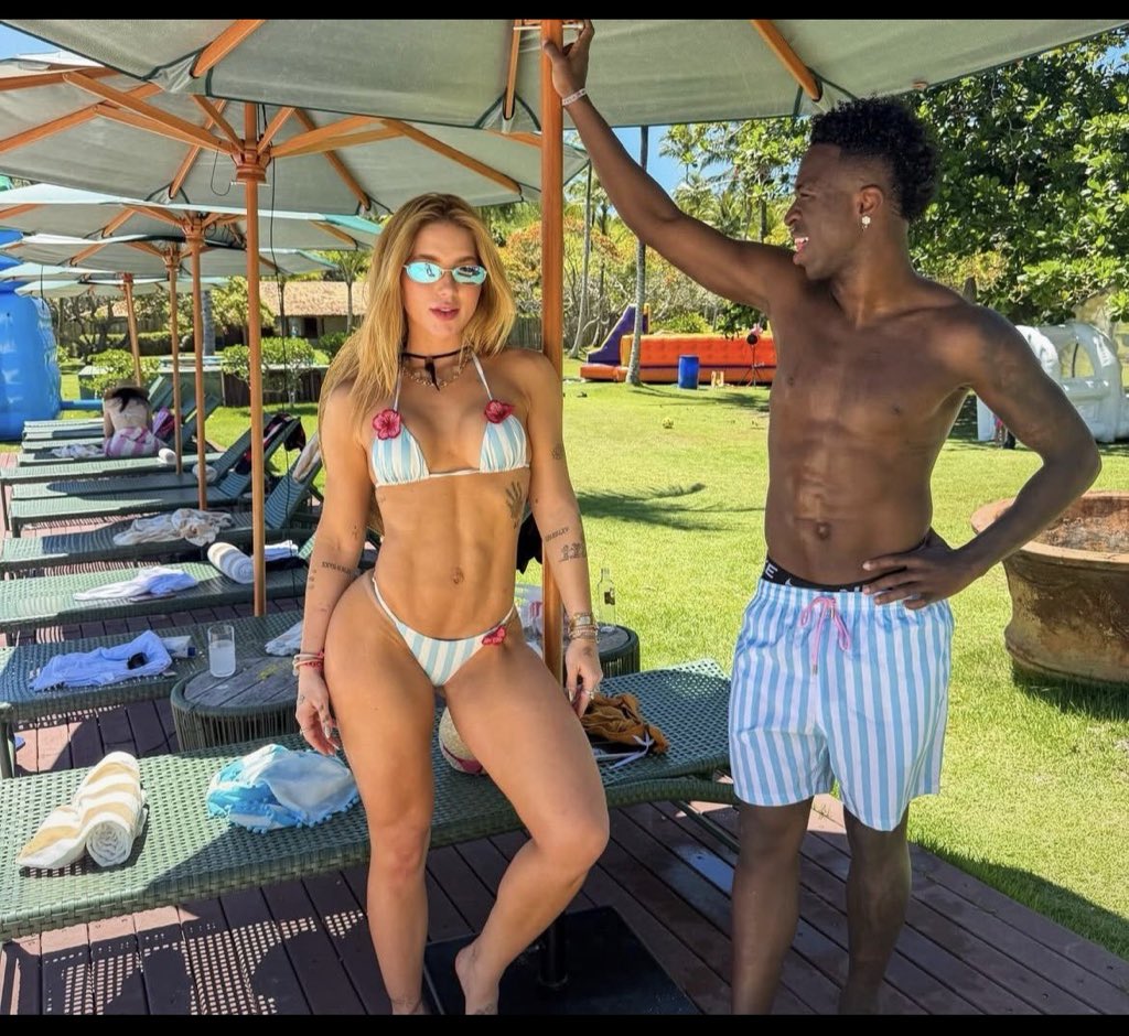 yk_xiany's tweet photo. Vinicius Jnr girlfriend Virgínia Fonseca posted a video in response to fans calling her boyfriend a monkey, after fans flooded the comment section of one post of she and vini.

The video she then posted was her kissing a monkey and then ended the video by saying “he worths more”. https://t.co/EtnCTe1Zmq
