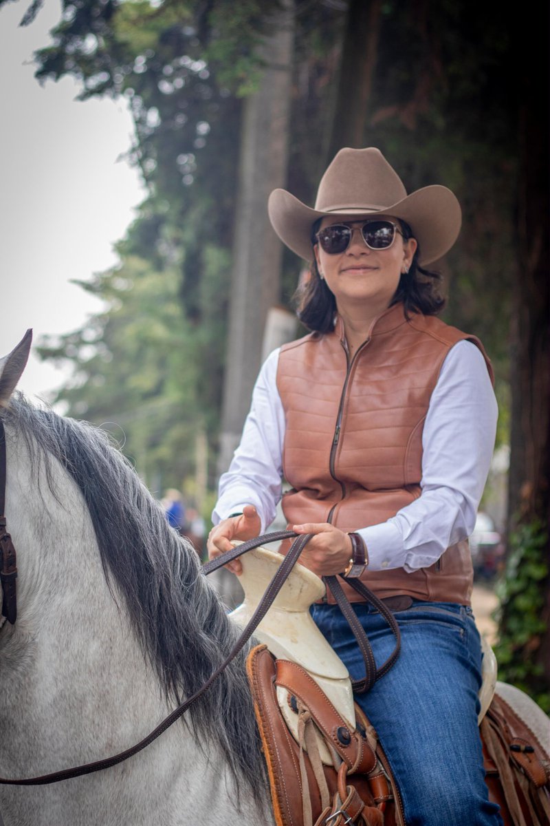 paojimh's tweet photo. Felicito a la presidenta del @DIF_Toluca, @RocioPeguerosV, por la Cabalgata con Causa, que reunió a más de 200 amazonas y jinetes para apoyar a #UNIMEQ y su labor en favor de las personas con discapacidad.
Cuando una comunidad se une por una buena causa, el bienestar llega más lejos.
#PaolaJiménez #Diputada #Morena