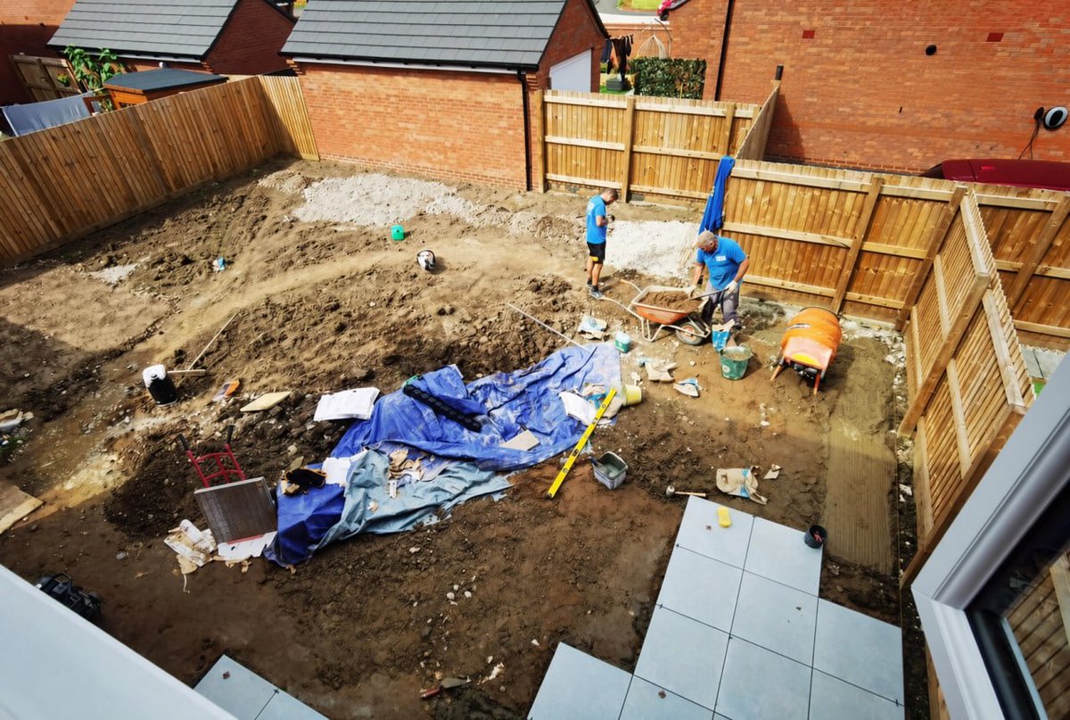 Elena95kmor's tweet photo. #Gardening🌱 This is the second day of my garden renovation project! Yesterday, I cleared all the weeds, and today we officially start the process of laying the floor tiles. Watching the light gray tiles neatly spread out, the originally messy open space gradually transforms into a smooth and clean floor. The sense of achievement is overwhelming!