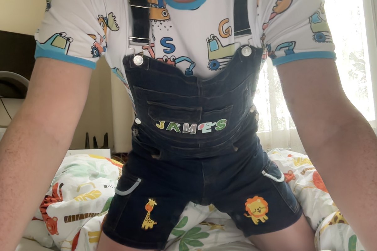 JamesyAB17's tweet photo. @NappiesRUs I modified the dungarees 😊🦁🦒 https://t.co/CqhvAqo7jJ