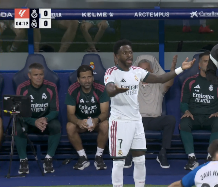 TouchlineX's tweet photo. 📸 - JOSE MOURINHO AND VINICIUS WITH THEIR ARMS WIDE OPEN.

LA LIGA IS SO BACK! ❤️ https://t.co/tHLpzrID4Z