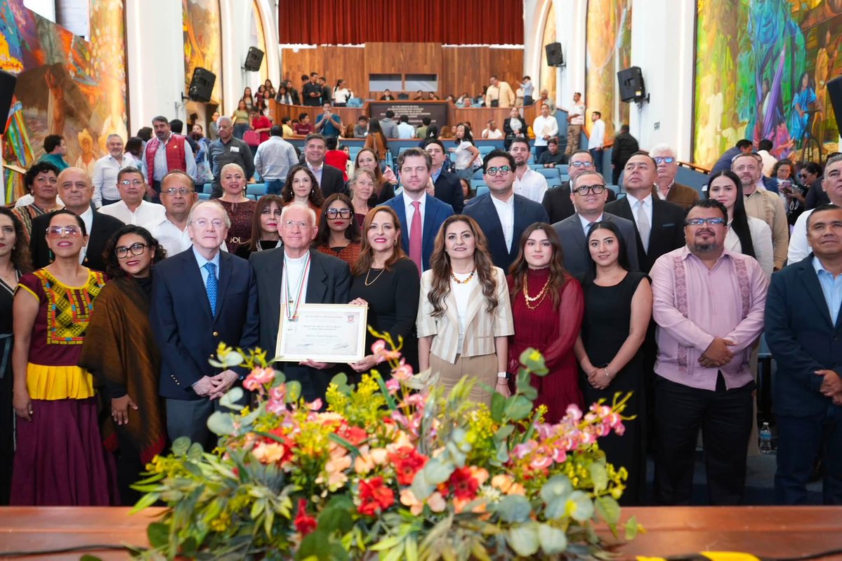 VelascoM_'s tweet photo. El Ayuntamiento del #PuebloMágico de San Cristóbal de las Casas otorgó la Medalla “Dr. Manuel Velasco Suárez” al Mérito Sancristobalense post mortem al Obispo Emérito, Monseñor Samuel Ruiz García, un Gigante de la historia de San Cristóbal, de Chiapas y de México. 1/4 https://t.co/GKIr32JhCp