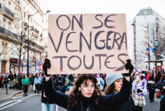 SirenesFR's tweet photo. 🔴👩 La Gen Z est officiellement la première génération dans laquelle la majorité des femmes se dit FEMINISTE (53%). ♀️🪧

Chez les hommes, le niveau n'évolue pas. (Ipsos) https://t.co/KZIixSNdwS