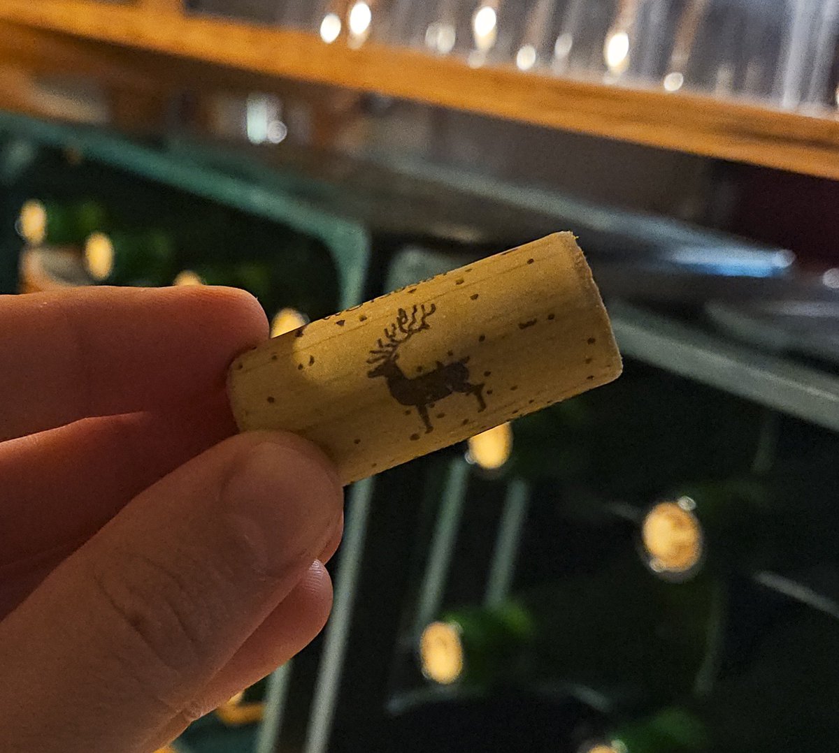 cornunovio's tweet photo. Hoy el cornudo me ha sacado a cenar fuera. El corcho de la botella habla por si solo, jajaja. Obvio: paga  él. https://t.co/p9BEDJ4GCo