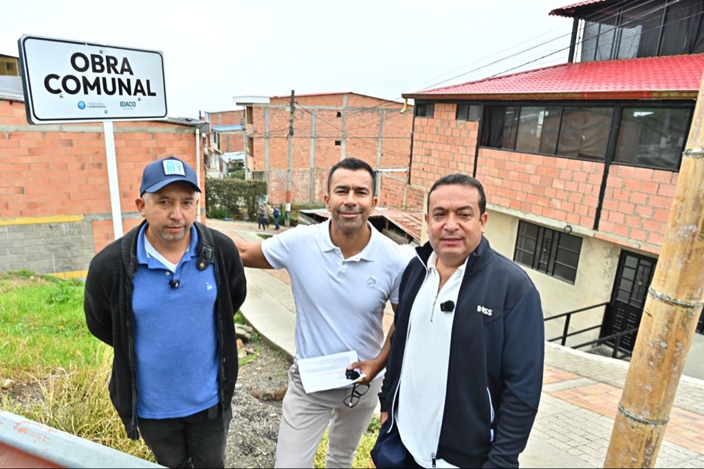 JorgeEmilioRey's tweet photo. 'Obra Comunal': con este mismo nombre encontrarán más de 4.000 obras a lo largo de Cundinamarca, todas construidas de la mano de nuestras Juntas de Acción Comunal. En el municipio de Une encontramos una de ellas, en el sector El Porvenir, donde la comunidad recibió recursos del @Idaco_Cundi y construyó 280 metros de vía en adoquín.

Este modelo permite que los recursos públicos sean administrados y ejecutados por la propia comunidad. Los comunales aportan su trabajo y, con el acompañamiento de las alcaldías, logramos que la plata rinda más. En El Porvenir la Alcaldía de Une aportó maquinaria, lo que permitió reducir costos y ampliar el alcance de la obra.

Gracias al alcalde Álvaro Gómez, al presidente de la Junta, William Herrera, y a todos los comunales por demostrar que este modelo funciona y que trabajando juntos podemos hacer más con los recursos públicos.