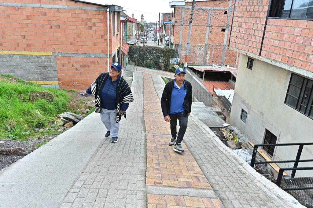 JorgeEmilioRey's tweet photo. 'Obra Comunal': con este mismo nombre encontrarán más de 4.000 obras a lo largo de Cundinamarca, todas construidas de la mano de nuestras Juntas de Acción Comunal. En el municipio de Une encontramos una de ellas, en el sector El Porvenir, donde la comunidad recibió recursos del @Idaco_Cundi y construyó 280 metros de vía en adoquín.

Este modelo permite que los recursos públicos sean administrados y ejecutados por la propia comunidad. Los comunales aportan su trabajo y, con el acompañamiento de las alcaldías, logramos que la plata rinda más. En El Porvenir la Alcaldía de Une aportó maquinaria, lo que permitió reducir costos y ampliar el alcance de la obra.

Gracias al alcalde Álvaro Gómez, al presidente de la Junta, William Herrera, y a todos los comunales por demostrar que este modelo funciona y que trabajando juntos podemos hacer más con los recursos públicos.