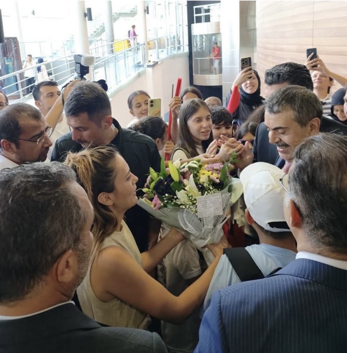 gidesimgelir's tweet photo. Öğretmenlerimizin aile hasretini dindirecek o güzel karar il emridir, Sayın Bakanımız @Yusuf__Tekin'in iradesine güveniyoruz. 🌸 #MaarifinKalbindeilEmri @cftcblnt @mebpgm 🪷 https://t.co/9AglouDIVi
