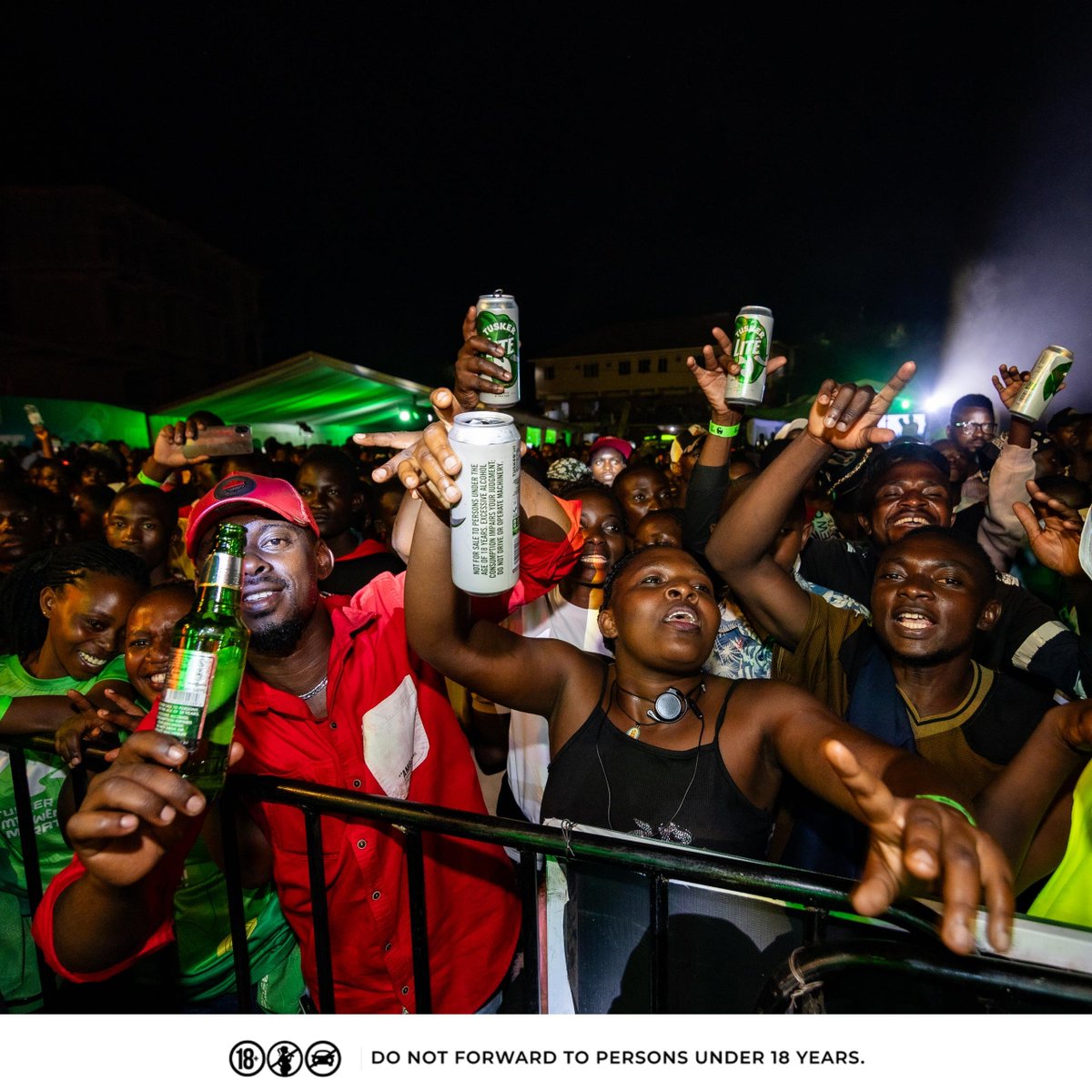 NMolliehrts's tweet photo. The night is officially on, the energy is showing 🙌.
#TuskerLite
#OwnTheLite https://t.co/6WjTqXu4QZ
