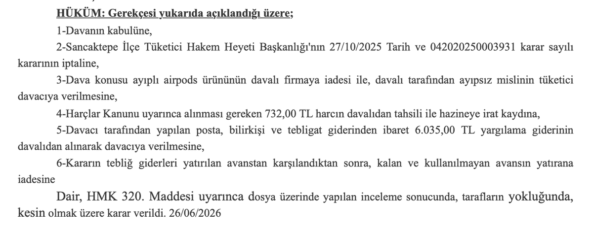 tuketicideney's tweet photo. Apple’a karşı tüketici zaferi: “Kullanıcı hatası” denilen AirPods için mahkeme değişime ve 7.124 TL yargılama giderine hükmetti; icra sonrası Apple İrlanda devreye girdi.

♦️Tüketici deneyimi:

“Birçoğumuz büyük teknoloji şirketlerinin teknik servislerinden olumsuz yanıt aldığımızda, ‘Koskoca şirket, bir bildikleri vardır.’ diyerek ya da mahkeme sürecinden çekinerek hakkımızı aramaktan vazgeçebiliyoruz.

Ben ise garantisi devam eden AirPods’umda yaşadığım sorun nedeniyle Zorlu Center Apple Store’da verilen ‘kullanıcı hatası’ kararını kabul etmedim. Süreç Tüketici Hakem Heyeti’nden Tüketici Mahkemesi’ne, oradan da ilamlı icraya kadar uzandı ve sonunda cihazım sıfırıyla değiştirildi.

1. Zorlu Center Apple Store: ‘Kullanıcı hatası’

Garantisi devam eden AirPods 3. Nesil cihazımın sağ kulaklığında cızırtı ve ciddi ses kalitesi bozulması başladı.

Randevu alarak Zorlu Center Apple Store’daki Genius Bar’a başvurdum. Yapılan inceleme sonrasında hoparlör ızgarasındaki küçük bir deformasyon gerekçe gösterilerek sorun ‘kullanıcı hatası’ olarak değerlendirildi ve garanti kapsamında işlem yapılmadı.

Ücretsiz onarım yerine yaklaşık 3.400 TL ücret talep edildi.

Kulaklığa herhangi bir fiziksel müdahalede bulunmadığımı bildiğim için bu kararı kabul etmedim.

2. Tüketici Hakem Heyeti ve mahkeme süreci

İlk olarak Sancaktepe İlçe Tüketici Hakem Heyeti’ne başvurdum. Ancak başvurum, faturayla ilgili şekli bir eksiklik nedeniyle usulden reddedildi.

Bunun üzerine İstanbul Anadolu 1. Tüketici Mahkemesi’nde 2025/559 Esas numarasıyla dava açtım.

Mahkemenin görevlendirdiği elektronik mühendisi bilirkişi cihazı inceleyerek; sıvı teması, kırılma veya olağan dışı bir darbe izi bulunmadığını ve arızanın üretim/donanım kaynaklı olduğunu raporladı.

3. Aynı sorun, iki farklı Apple Store kararı

Dava devam ederken satın aldığım başka bir AirPods cihazında da aynı ses problemi ortaya çıktı.

Bu kez cihazı Akasya Apple Store’a götürdüm.

Akasya Apple Store aynı sorunu üretim kaynaklı değerlendirerek cihazı ücretsiz şekilde yenisiyle değiştirdi.

Bir Apple Store’un ‘kullanıcı hatası’ dediği benzer soruna başka bir Apple Store’un ‘üretim kaynaklı’ değerlendirmesi yapması benim açımdan oldukça önemliydi. Bu durumu ve değişim kayıtlarını mahkemeye delil olarak sundum.

4. Mahkeme kararı: Değişim ve 7.124 TL yargılama gideri

Bilirkişi incelemesi ve dosyadaki belgeler sonrasında mahkeme lehime karar verdi.

AirPods’un ayıpsız misliyle değiştirilmesine ve 7.124 TL yargılama giderinin Apple tarafından karşılanmasına hükmedildi.

Ancak karar sonrasında süreç hemen sonuçlanmayınca bu kez ilamlı icra takibi başlattım.

5. İcra başladı, Apple İrlanda devreye girdi

İcra emrinin şirkete ulaşmasının ardından Apple’ın İrlanda’daki EMEA merkezi süreci doğrudan üstlendi.

Tarafıma özel bir CS kodu tanımlandı ve Bostancı KVK servisi üzerinden sıfır, kapalı kutu AirPods teslim edildi.

Mahkeme ve icra masrafları da yasal faiziyle birlikte hesabıma yatırıldı.

Yaklaşık 3.400 TL ücret talep edilerek ‘kullanıcı hatası’ denilen cihaz için başlayan süreç; bilirkişi incelemesi, Tüketici Mahkemesi kararı ve ilamlı icra sonucunda sıfır cihaz değişimi ve yargılama giderlerinin ödenmesiyle sona erdi.

Bu deneyimi özellikle benzer durum yaşayan tüketiciler için paylaşmak istiyorum.

Yetkili servisten veya büyük bir markadan olumsuz cevap almak, her zaman sürecin bittiği anlamına gelmiyor. Elinizde fatura, servis kaydı, yazışmalar ve diğer belgeler varsa hakkınızı yasal yollarla aramak sonuç verebiliyor.”