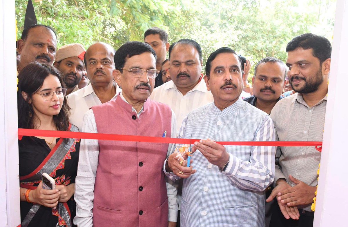 CPMGKARNATAKA's tweet photo. A new generation of postal services begins in Dharwad! 📮✨
Shri Pralhad Joshi, Union Minister, inaugurated the modern, digitally enabled N‑Gen Post Office at Vidyagiri—bringing smarter, youth-friendly services closer to the community.
#NGenPostOffice #IndiaPost #DakSewaJanSewa https://t.co/B7WHyvQOUH