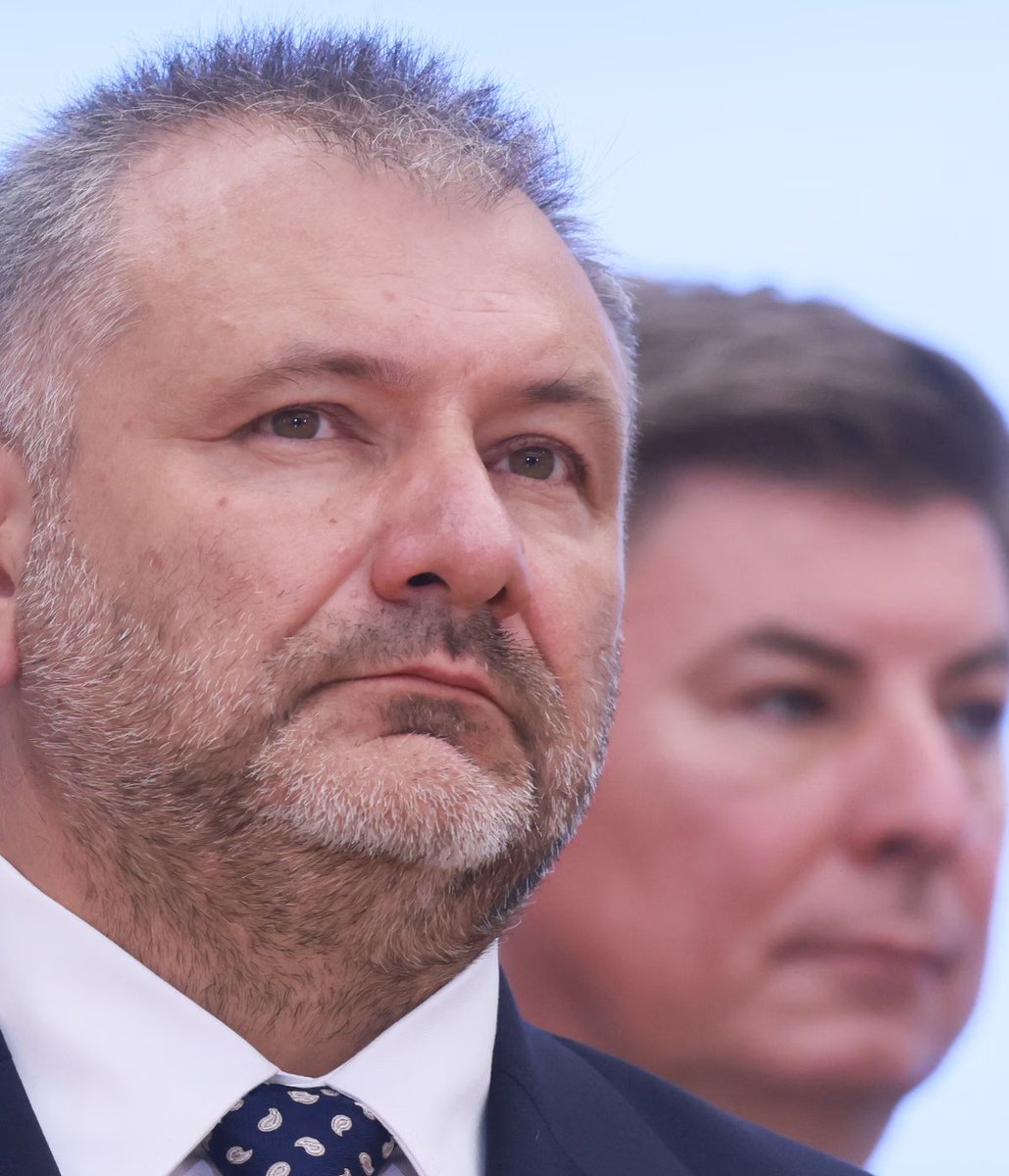 antybol_k's tweet photo. Czaicie to. Tusk zrobił ministrem sprawiedliwości Żulka, typa, który wytoczyl proces państwu polskiemu, że starł ze złości zęby, bo rządził PiS. Zaatakował go sprzątacz mopem, czy pozwał córkę. Poza tym typ miał zarzuty, że doił Polaków na dietach w KRS. Cyrk. https://t.co/YsggsUhtSR