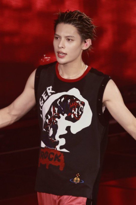 jjamicoffee's tweet photo. HES SO HOT WHAT THE FUCKAKSKFJV https://t.co/iocqQeE1b3