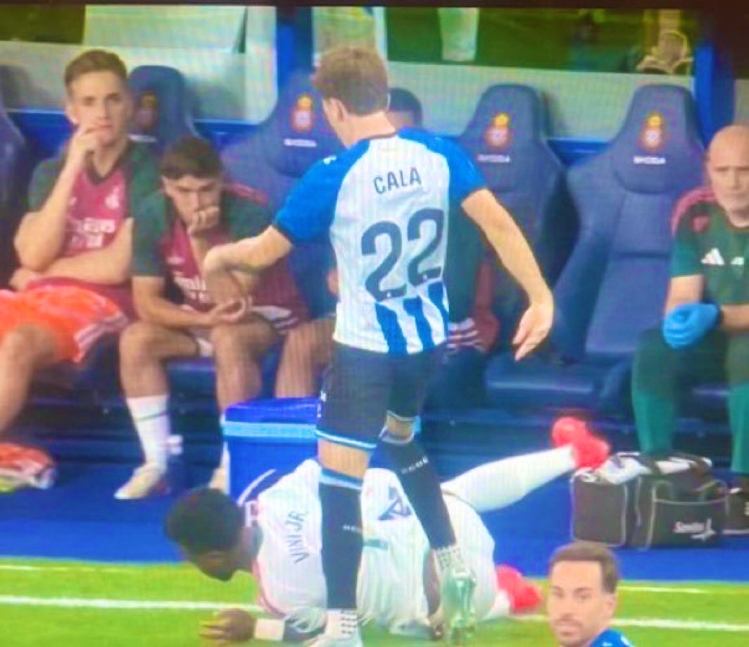 CallViniJr's tweet photo. Falta del jugador del Espanyol con posterior agresión del mismo. Debió ser expulsión pero contra @vinijr todo vale… https://t.co/G1hhwNQzxZ