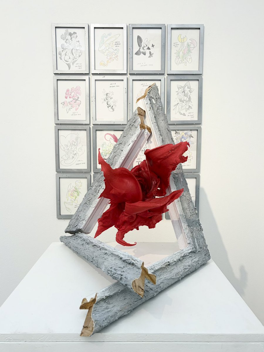 fuse_qnn's tweet photo. 【 information 】

合同展示"蝕会" 無事終了しました。

足を運んでくださった皆さま、作品を見てくださった皆さま、本当にありがとうございました。

今回展示した"LAST BLOOM"は、
過ぎ去っていく「今」に花を供えるような気持ちで制作した作品です。

蝕会で皆さまと過ごした時間もまた、ひとつの「今」として大切に残っていけば嬉しいです。

改めまして、蝕会に関わってくださった皆さま
ありがとう御座いました ᴗ ̫ ᴗ ˖ ࣪⭑

#蝕会